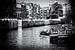 De bloemenmarkt en grachtenpanden aan de Amsterdamse grachten in zwart-wit van Diana van Neck Photography