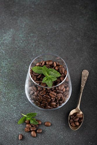 Geurige koffiebonen in een glas