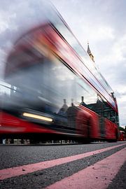 Rode dubbeldekker met extreme bewegingsonscherpte voor Big Ben, Westminster Bridge, Londen van René Wiegmink