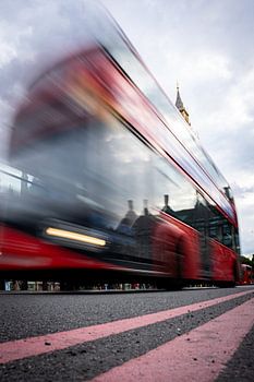 Rode dubbeldekker met extreme bewegingsonscherpte voor Big Ben, Westminster Bridge, Londen