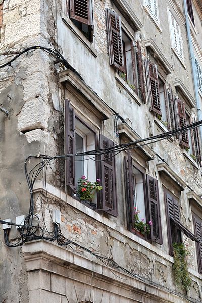 Façade d'une vieille maison dans la vieille ville historique idyllique de Pula par Heiko Kueverling