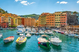 De haven van Camogli, boten, kleurrijke huizen, uitzicht op de Ligurische Rivièra