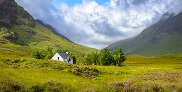 Berg-huisje-in-Glencoe (Panorama-view)