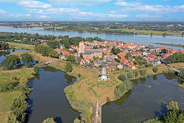 Luchtfoto van het historische stadje Woudrichem aan de rivier de  Merwede in Nederland van Eye on You