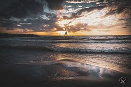 Surfer in the sun by Melissa de Vries