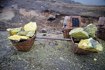 Yellow sulphur and the woven baskets of Javanese miners by Frank Photos