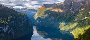Uitzicht vanaf Ørnesvingen, Geirangerfjord, Noorwegen van Henk Meijer Photography