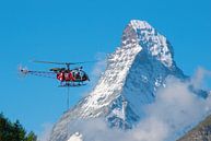 Reddingshelikopter Lama voor de Matterhorn van Menno Boermans thumbnail