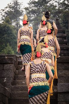 traditioneel geklede dames lopend op een tempel op Java, Indonesië.