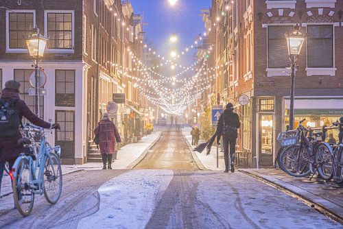 Auf der Straße durch ein winterliches Amsterdam