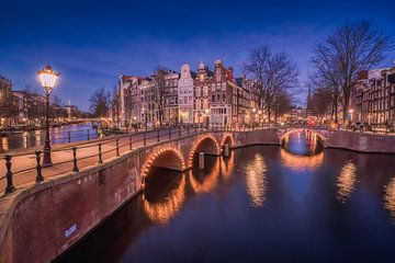 Amsterdam bij nacht van Thea.Photo