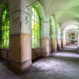 Gangen in Verlaten Italiaans Ziekenhuis. van Roman Robroek - Foto's van Verlaten Gebouwen