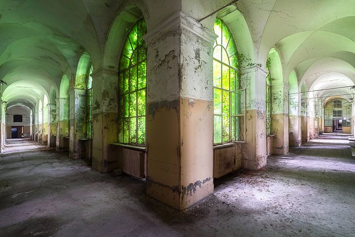 Korridore in einem verlassenen italienischen Krankenhaus. von <span class="secondary-font">Roman Robroek – Fotos verlassener Gebäude</span>