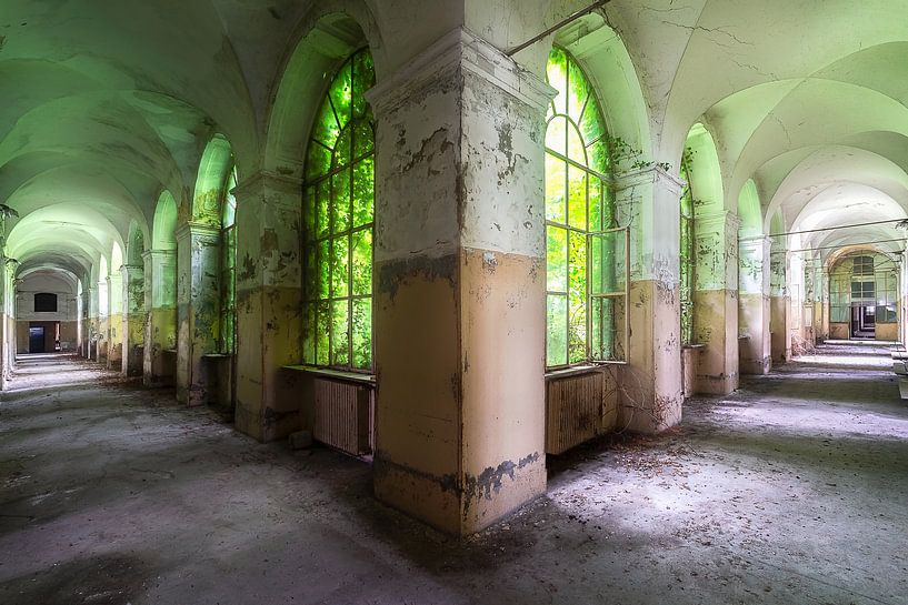 Couloirs d'un hôpital italien abandonné. par Roman Robroek - Photos de bâtiments abandonnés