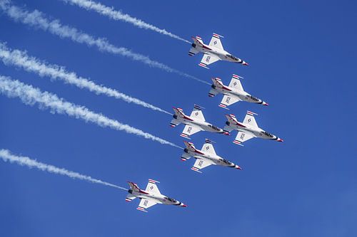 Les Thunderbirds de l'armée de l'air américaine dans la "formation Delta".