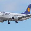Lufthansa Boeing 737-330 passagiersvliegtuig. van Jaap van den Berg