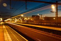 Denderende trein door het station