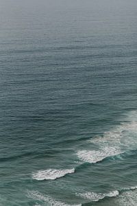 Wellen an der Küste von Cabo da Roca, Portugal von Joke van Veen