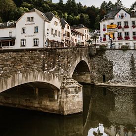 Das kleine und niedliche Dorf Vianden in Luxemburg von Art Shop West