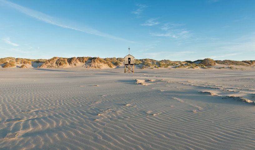 Ertrinkendes Haus Terschelling im letzten Abendlicht von Raoul Baart