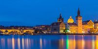 De oude stad van Praag en de Karelsbrug in het blauwe uurtje, Tsjechië - 1 van Tux Photography thumbnail