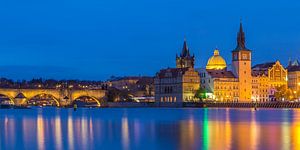 De oude stad van Praag en de Karelsbrug in het blauwe uurtje, Tsjechië - 1