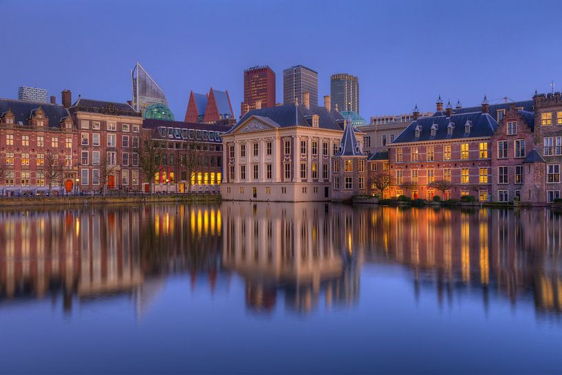 Mauritshuis, Binnenhof und Skyline Den Haag nach Sonnenuntergang von Rob Kints