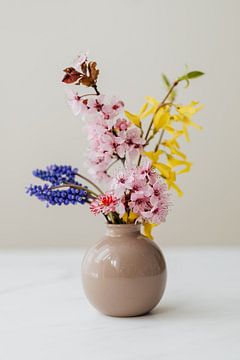 Stilleven, bloemen in een vaas van Jan Diepeveen
