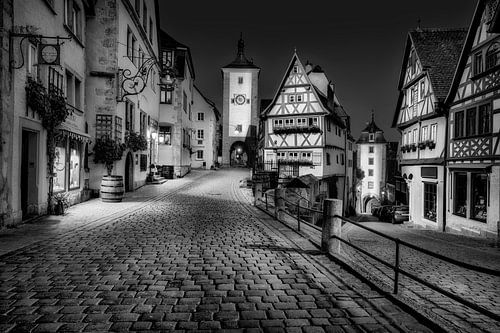 Rothenburg ob der Tauber in de avond in zwart-wit
