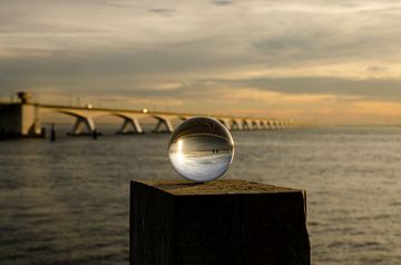 glazen bol bij Zeelandbrug van Annelies Cranendonk