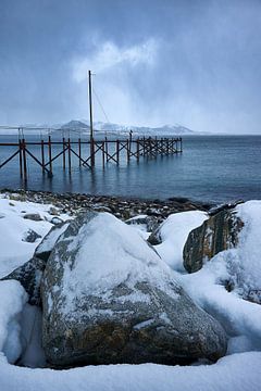 Winter landschap met oude pier op Godøy, Ålesund, Noorwegen van qtx