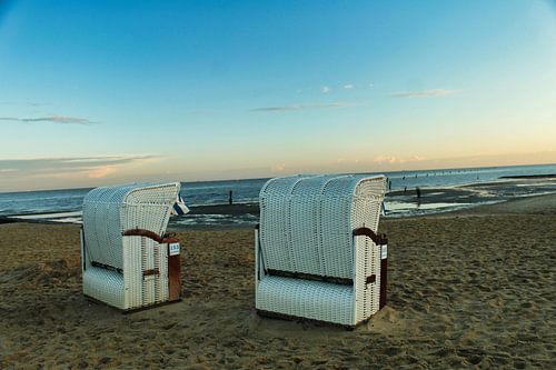 Beach chairs in the morning light – Cuxhaven-Sahlenburg beach in the morning