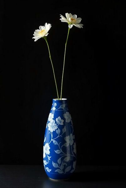 Zwei Gänseblümchen in königsblauer Vase von Kleurenrijk