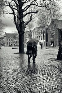Straßenfotografie in Utrecht. Mit dem Regenschirm auf dem Domplein.