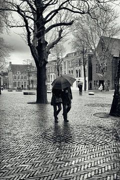 Straatfotografie in Utrecht. Met de paraplu op het Domplein. van André Blom Fotografie Utrecht