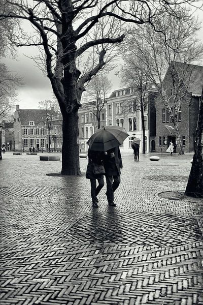 Straatfotografie in Utrecht. Met de paraplu op het Domplein. van André Blom Fotografie Utrecht