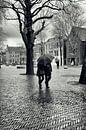 Straatfotografie in Utrecht. Met de paraplu op het Domplein. van André Blom Fotografie Utrecht thumbnail