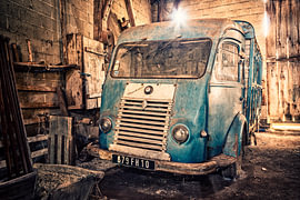 An old, rusty Renault from by Halma Fotografie