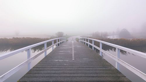 Witte brug in de mist