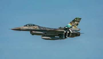 Flyby Belgische F-16A Fighting Falcon in D-Day livery.