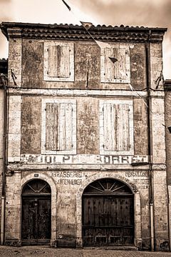 Vintage pand met houten deuren in Zuid Frankrijk