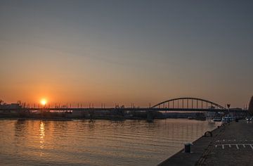 Soleil couchant au pont John Frost sur Karlo Bolder