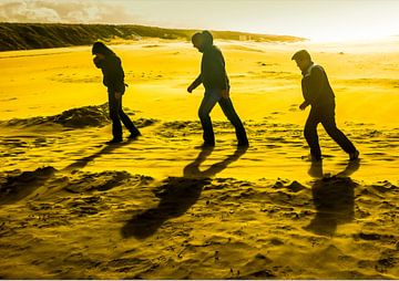 Drie mannen met tegenwind by Anneriek de Jong