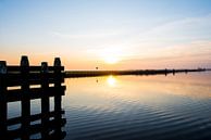 Ondergaande zon over het water van Brian Morgan thumbnail