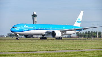 Vertrekkende KLM Boeing 777-300.