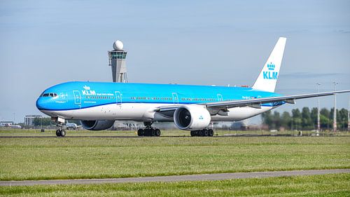Vertrekkende KLM Boeing 777-300.