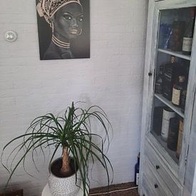 Photo de nos clients: Femme africaine, beau dessin au pastel en noir, blanc et or par Bianca ter Riet, sur alu-dibond