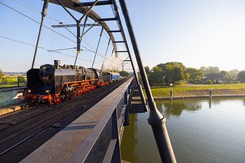 Ein Dampfzug fährt über die Eisenbahnbrücke bei Zutphen