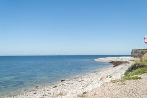 Kiesstrand Mit Klippen