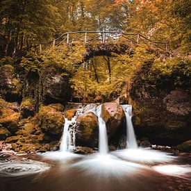 Schiessentümpel waterval in Müllerthal, Luxemburg in herfst kleuren van Chris Snoek